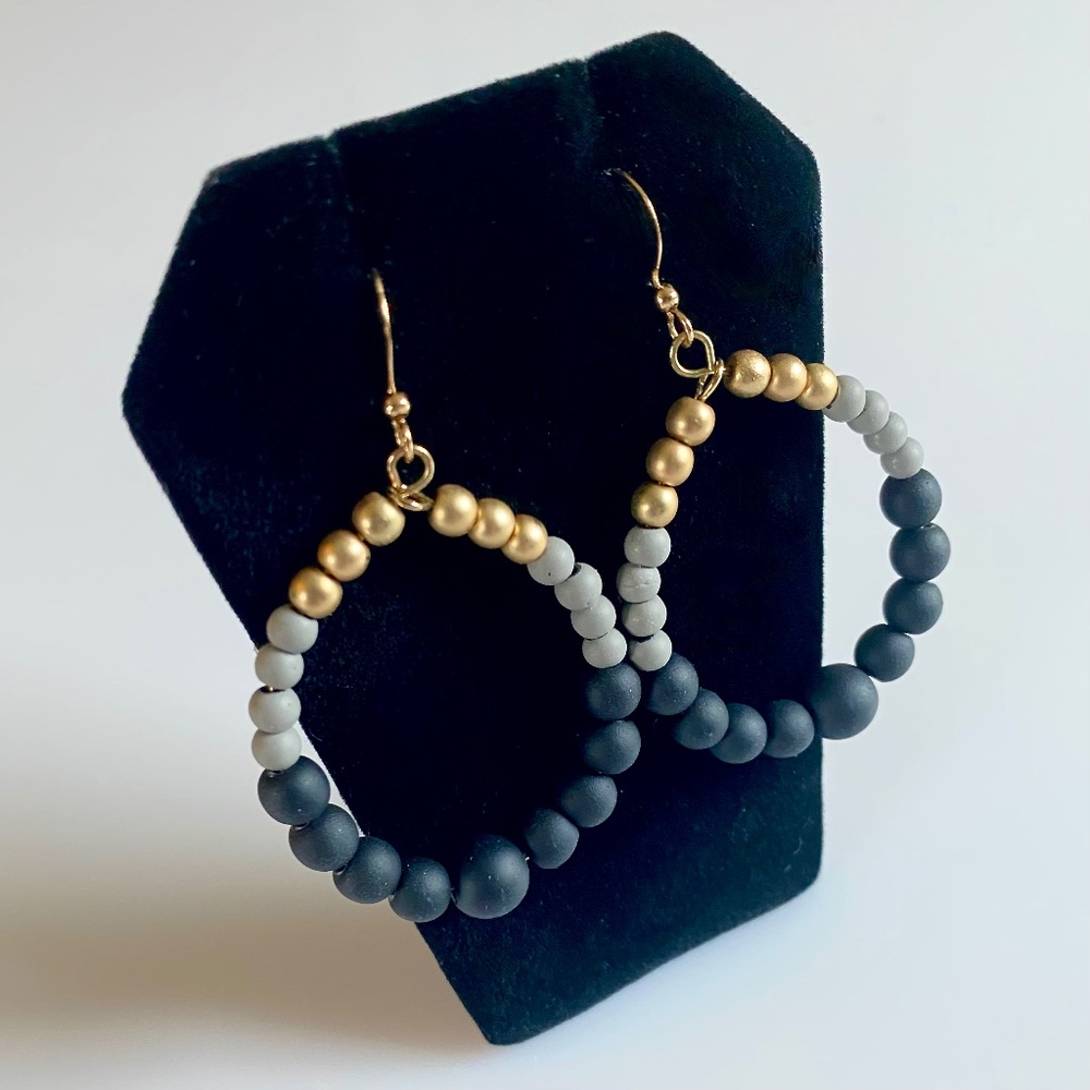 LIGHTWEIGHT BEAD WIRE EARRINGS NWOT
